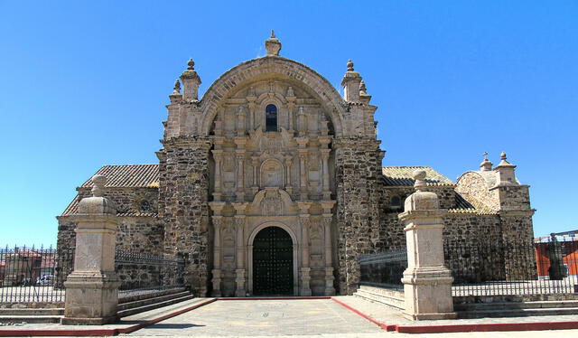 Iglesia en Lampa, Puno, donde se encuentra una de las 2 réplicas de La Piedad de Miguel Ángel. Foto: Bruno Calderón   