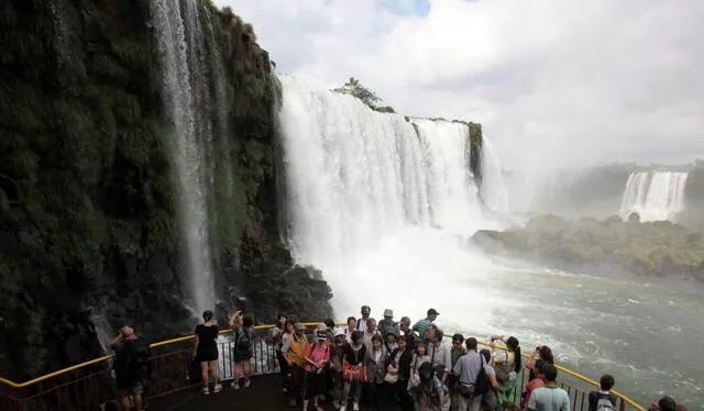  Cataratas de Iguazú atrae a miles de turistas cada año. Foto: EFE.   