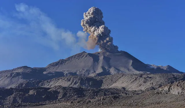 Volcán Sabancaya en plena actividad. Foto: Martin Rietze   