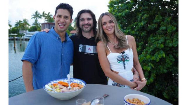 Juanes y su esposa Karen en grato encuentro con el chef peruano Rodrigo Fernandini. Foto: difusión   