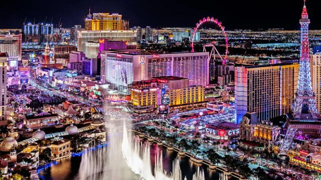  Las Vegas, en el desierto de Mojave de Nevada, es una ciudad turística famosa por su activa vida nocturna. Foto: Fly over the World   