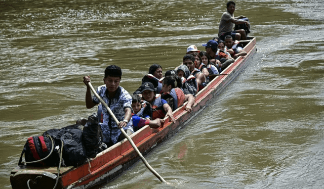  Familias con niños migran a través de rutas peligrosas. Foto AFP   