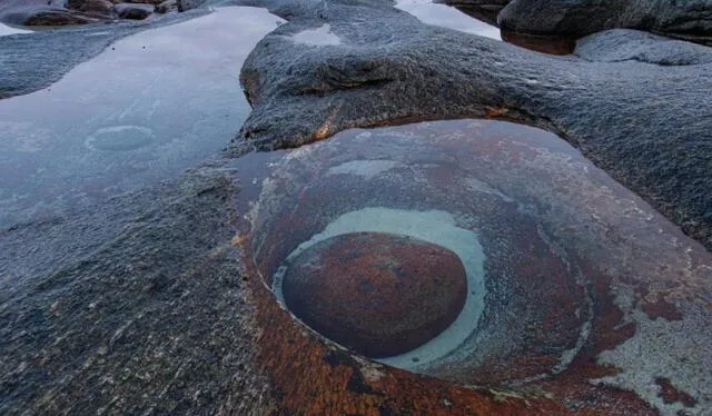  Algunos minerales, como el hierro en el feldespato o en otras rocas, pueden oxidarse con el tiempo y crear colores rojizos o amarillentos. Foto: Pentapostagma.   