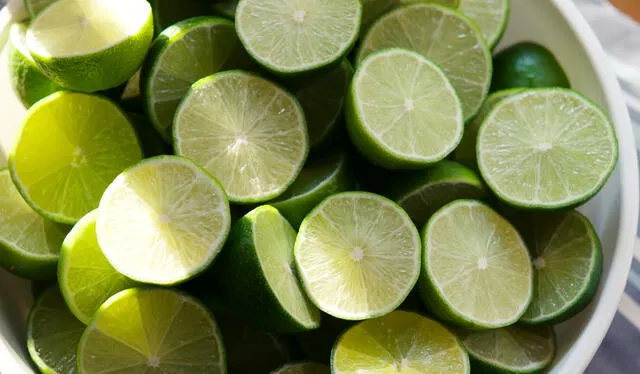 Descubre todos los beneficios de beber agua con limón. Foto: Andina.    