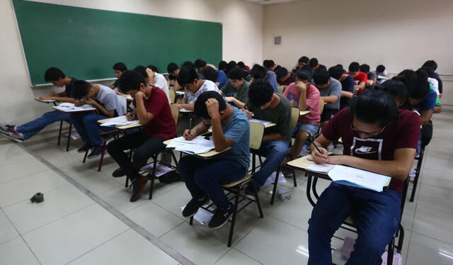  Cada año, cientos de jóvenes rinden el examen de admisión ordinario de la UNI. Foto: Andina    