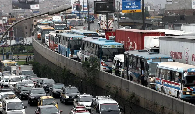  Lima es la ciudad con peor tráfico en América Latina, según estudio de El informe de TomTom Traffic 2023. Foto: Andina    