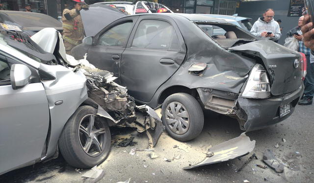 A causa de la colisión, cinco autos particulares quedaron dañados. Foto: Municipalidad de Miraflores.   