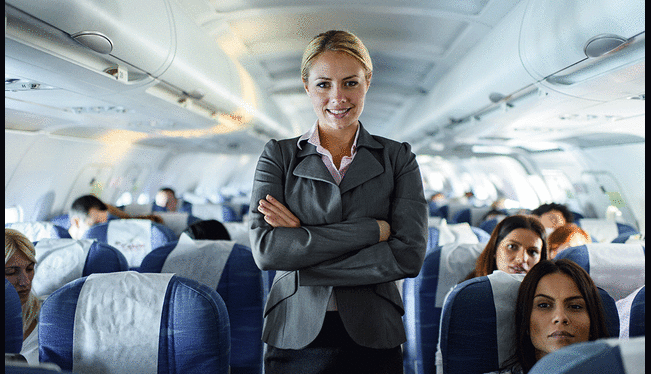 Se asegura que las pasajeras hallen un lugar seguro dentro del avión. Foto: AARP   