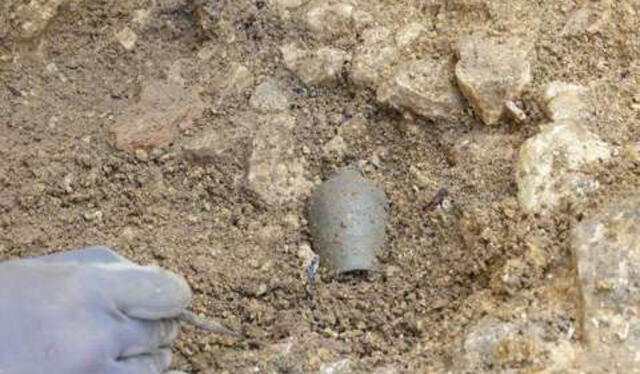 Se encontró una taza de cerámica colocada sobre la cabeza de uno de los niños enterrados. Foto: Inrap   