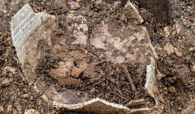  Un recién nacido enterrado en el interior de una vasija de cerámica. Foto: Inrap    