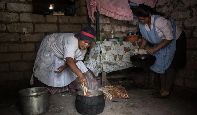 Mujeres de los Andes del Perú cocinando. Foto: Bolsamania   