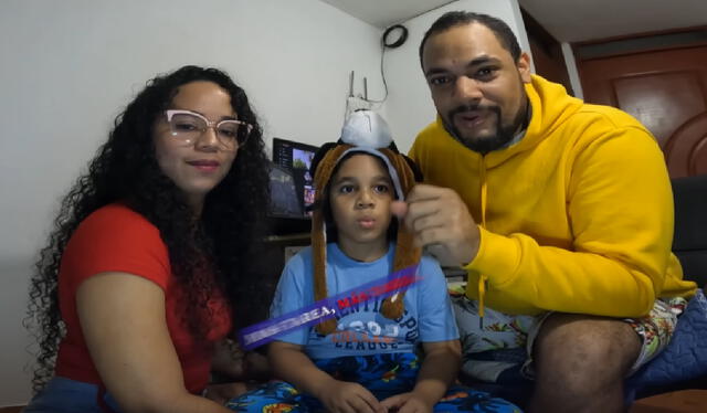  El padre reveló que su hijo está abordando temas que él mismo no cursó cuando era niño. Foto: captura de pantalla del canal 'La Familia'.   