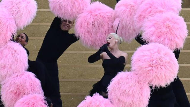 Lady Gaga, entre pompones y plumas. Foto: AFP   