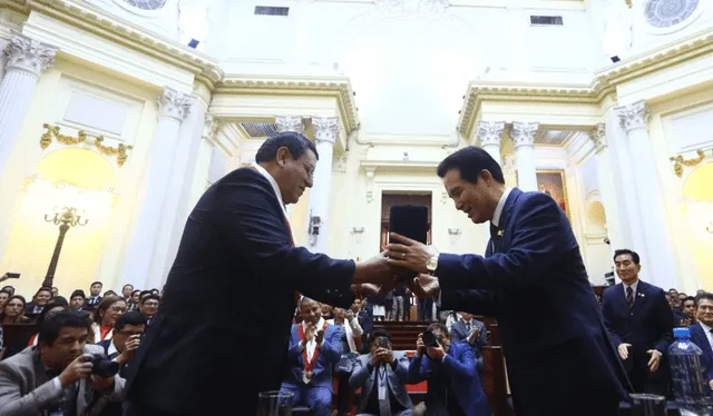 El pastor Kim Joo Cheol Foto recibe la Medalla de Honor. Congreso de la República   