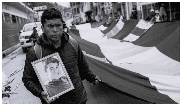  El padre de Robert Medina Llanterhuay, de 16 años, asesinado por un policía que uso su fusil AKM sin fundamento.    