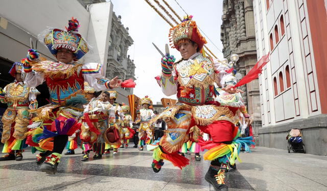 pasacalle por fiestas patrias