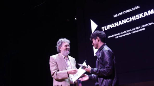  Francisco Lombardi premiando al estudiante ayacuchano Willy Alva, director de 'Tupananchiskama' . Foto: difusión    