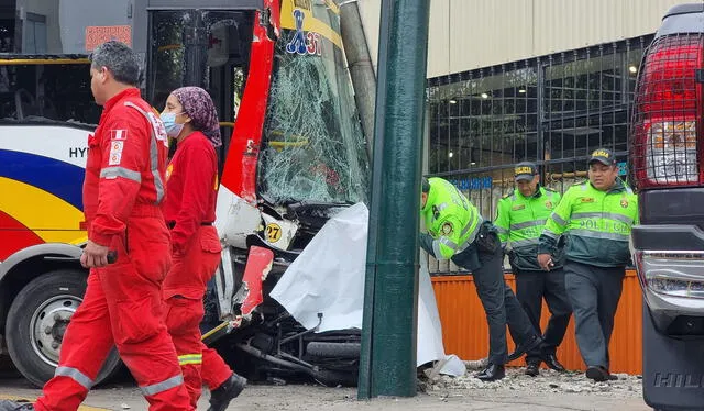 La víctima, aún no identificada, era un peatón que cruzaba la calle cuando fue embestido por un bus de transporte público. Foto: Kevinn García/La República   