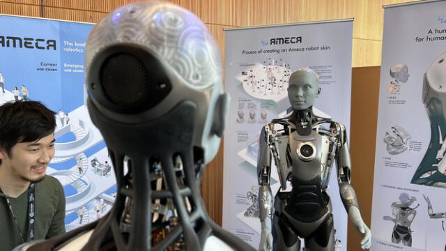 Dos robots Ameca conversan en la Cumbre sobre Inteligencia Artificial de la ONU en Ginebra. Foto: EFE   