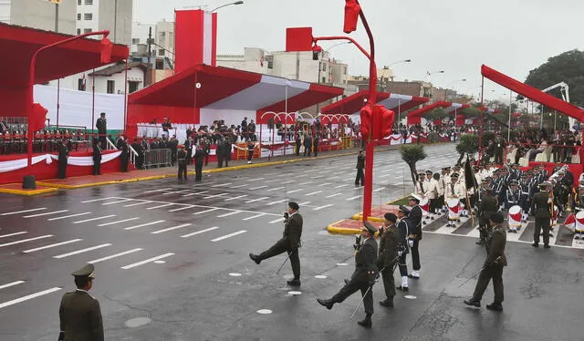 Desfile Cívico Militar realizado en la avenida Brasil.    