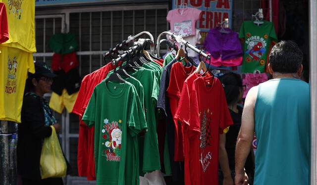  Verifica el estado físico y funcional de los artículos antes de salir de la tienda. Foto: El Peruano   