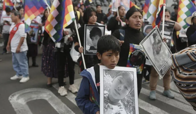 Exigencia. Deudos de las víctimas marcharon pidiendo justicia. Ellos llegaron desde las regiones afectadas. Foto: Marco Cotrina   