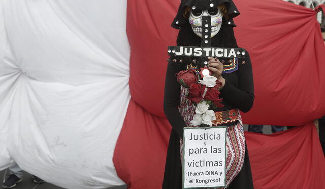 En la protesta hubo mucho colorido, cánticos y banderas. La protesta contra el gobierno fue masiva. Foto: Marco Cotrina.   