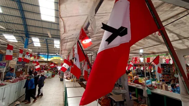 En regiones como Puno y Arequipa, los comerciantes de puestos en mercado pusieron banderas de duelo. Foto: URPI   