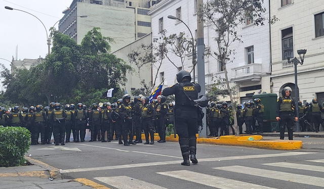 Por otro lado, la Policía Nacional del Perú ha cerrado hoy todos los accesos al Palacio de Gobierno y al Congreso de la República debido a los actos protocolares por Fiestas Patrias. Foto: Grace Mora/URPI-LR   