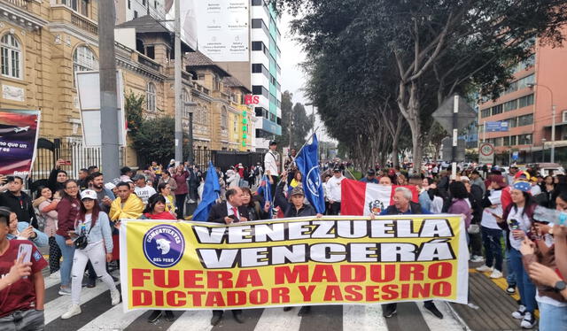 Desde temprano en la mañana, los venezolanos en Lima se dirigieron hacia la embajada de su país en la avenida Arequipa 298, Cercado de Lima, para votar. Foto: Miguel Calderon. URPI/LR   