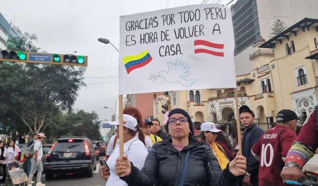 El 27 de julio, vísperas de las elecciones, varios venezolanos se reunieron en la Embajada de Venezuela en Lima para denunciar las restricciones impuestas por el régimen de Nicolás Maduro. Foto: Miguel Calderon URPI-LR   