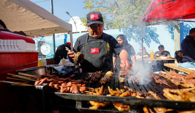  Se vendieron anticuchos, rachis, causas peruanas, pisco sour. Foto: Club Atlético Belgrano/Facebook   