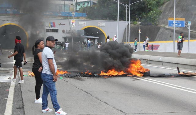  Ciudadanos realizaron destrucción de murales y quema de llantas en protesta por los resultados electorales. Foto: Difusión.   