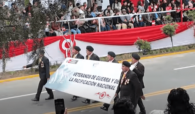  La influencer se emocionó con el paso de los veteranos de guerra. Foto: captura de YouTube (Veronique Angers).   