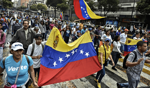 Venezolanos en protestas en las calles de Caracas. Foto: LR   