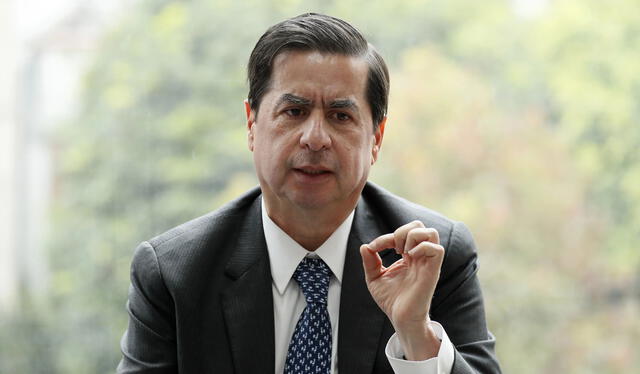  Ministro colombiano, Juan Fernando Cristo, exige el conteo total de los votos. Foto: EFE   