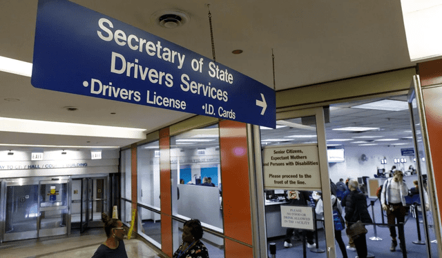  Para sacar una licencia de conducir en Illinois, debes acudir a la Secretaria de Estado. Foto: Telemundo Chicago 