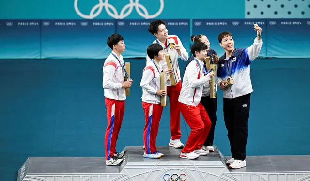 Deportistas olímpicos de las naciones coreanas en una foto amical. Foto: Oficcinista Mx   