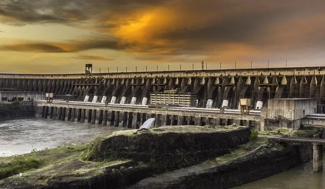 Itaipú es también considerada la represa hidroeléctrica que más produce energía en todo el mundo. Foto: Shutterstock   