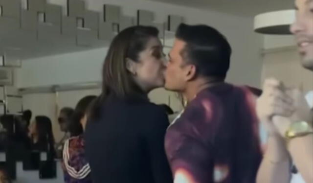 Christian Domínguez y Karla Tarazona se dan beso. Foto: Instagram/ Magaly TV   