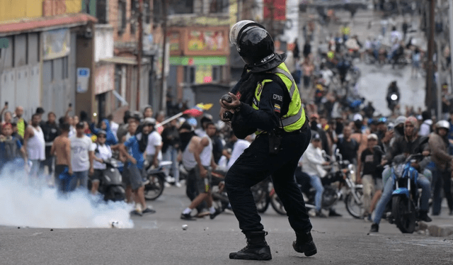 Tras el anuncio de la supuesta victoria de Nicolás Maduro en las elecciones, se viven decenas de protestas en el país que son violentamente reprimidas por autoridades. Foto: AFP   