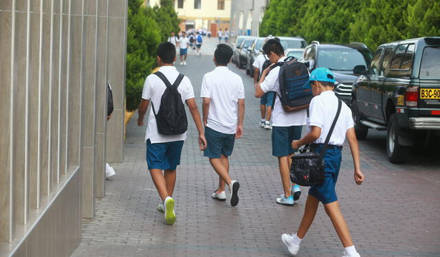  Alumnos se preparan para el regreso a clases. Foto: Andina   