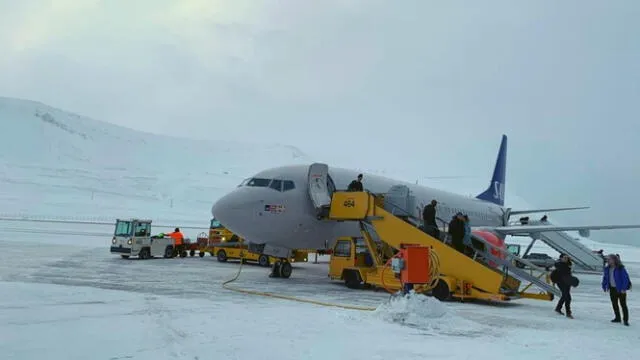 El aeropuerto de Svalbard en Longyearbyen fue diseñado para recibir un solo avión a la vez. Foto: Forbes   