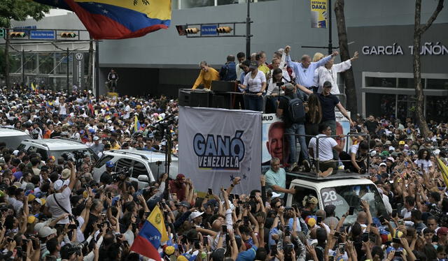 La líder opositora venezolana María Corina Machado y el candidato presidencial opositor Edmundo González Urrutia durante una concentración frente a la sede de Naciones Unidas en Caracas. Foto: AFP   