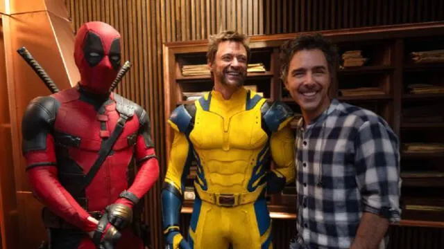  Actores Ryan Reynolds y Hugh Jackman junto a Shawn Levy, director de 'Deadpool &amp; Wolverine'. Foto: difusión <br>   