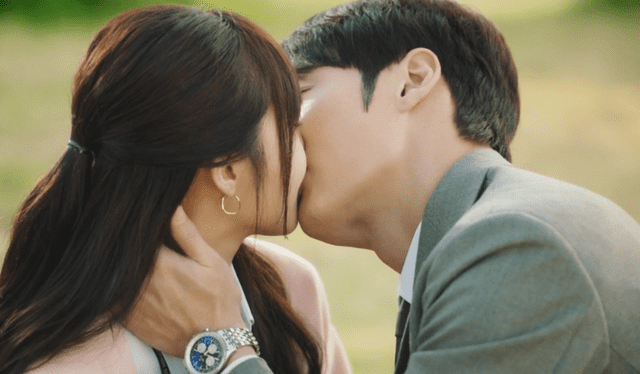 Mi Jin y Ji Woong sellan su amor con un beso. Foto: JTBC   