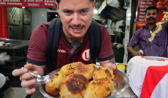  Mauricio Carbajal preparó papa rellena para repartir en las calles de la India. Foto: captura de pantalla del canal 'Pasaje en Mano'.   