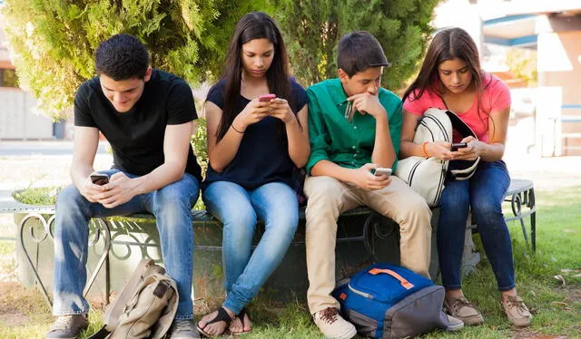 Los jóvenes ven los celulares como objetos de entretenimiento e interacción. Foto: Difusión   