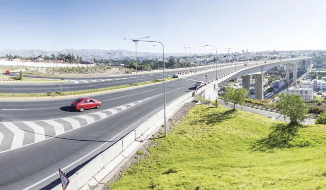  El puente Chilina, inaugurado en noviembre de 2014 por el Gobierno Regional de Arequipa, conecta los distritos de Miraflores, Alto Selva Alegre, Yanahuara, Cayma y Cerro Colorado. Foto: Cemento Yura.   