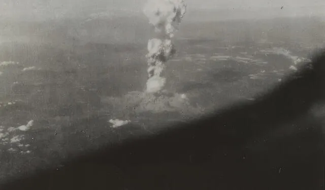 Vista aérea del hongo que surgió del impacto de la bomba en Hiroshima. Crédito: U.S. Army.   